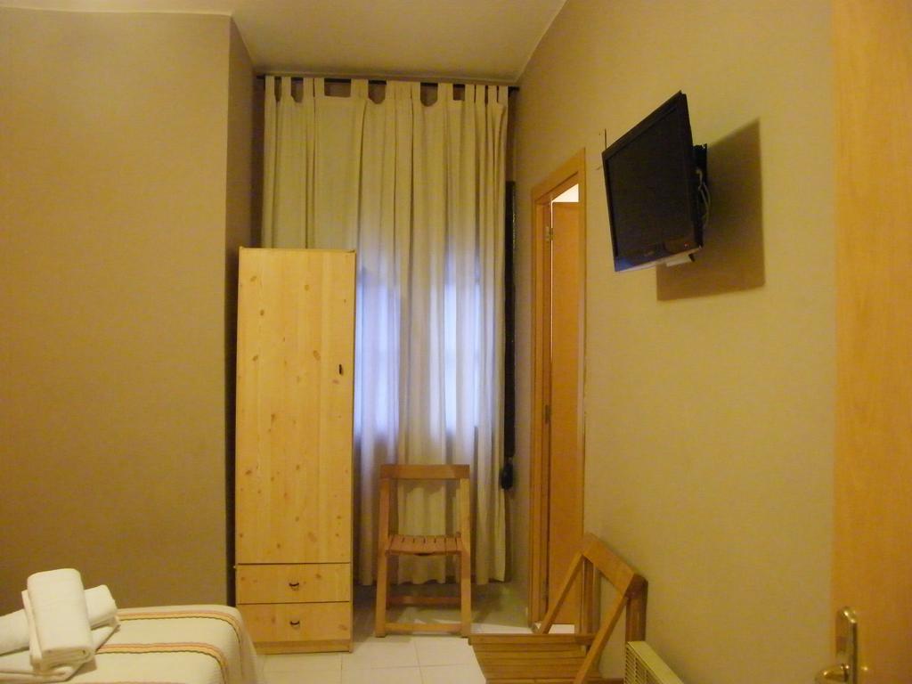 Pension Corona Сарагоса Экстерьер фото